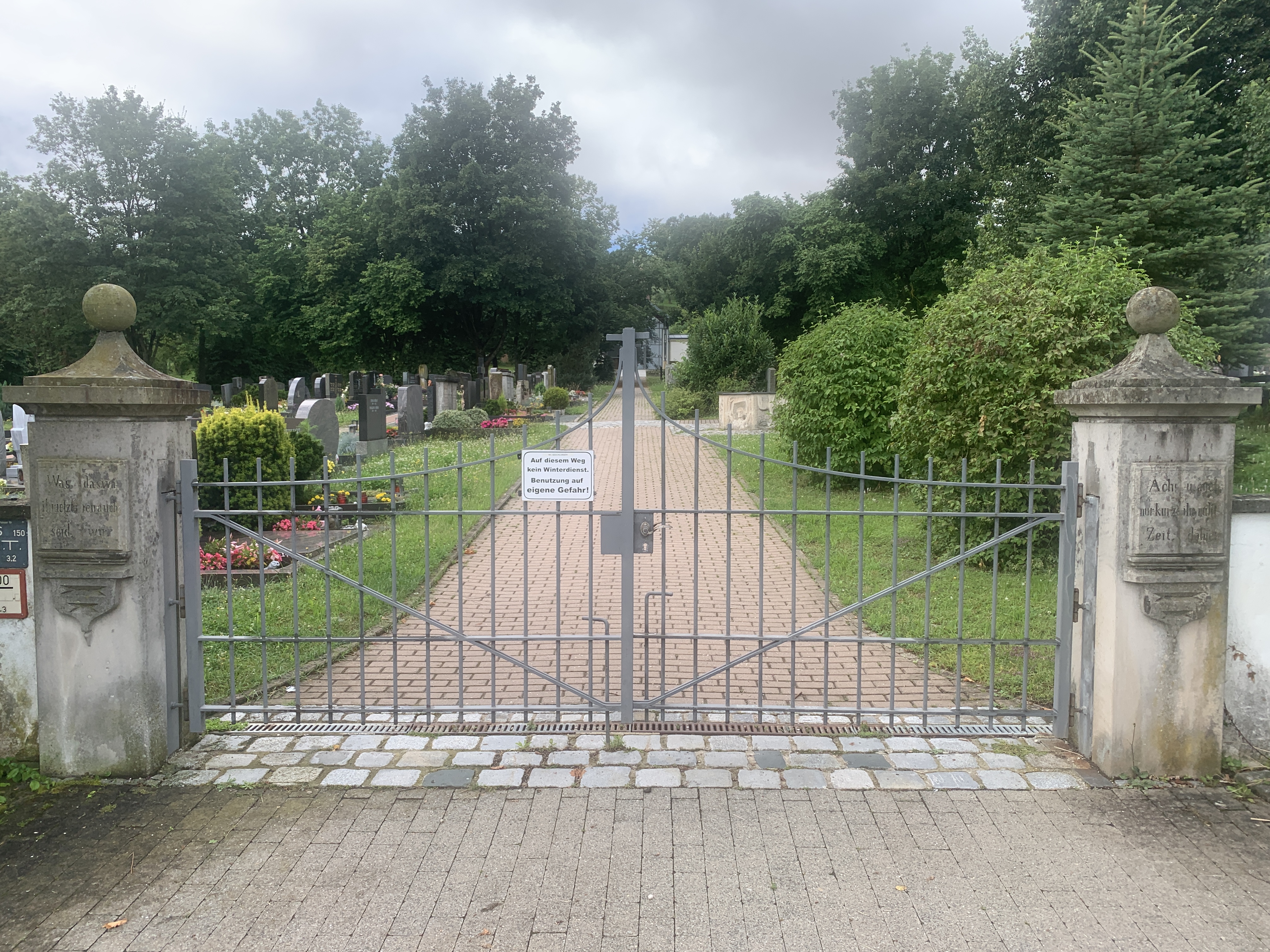 Eingang Friedhof